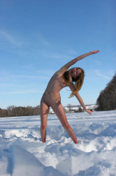 Nude-in-the-Snow