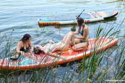 Three-girls,-one-SUP