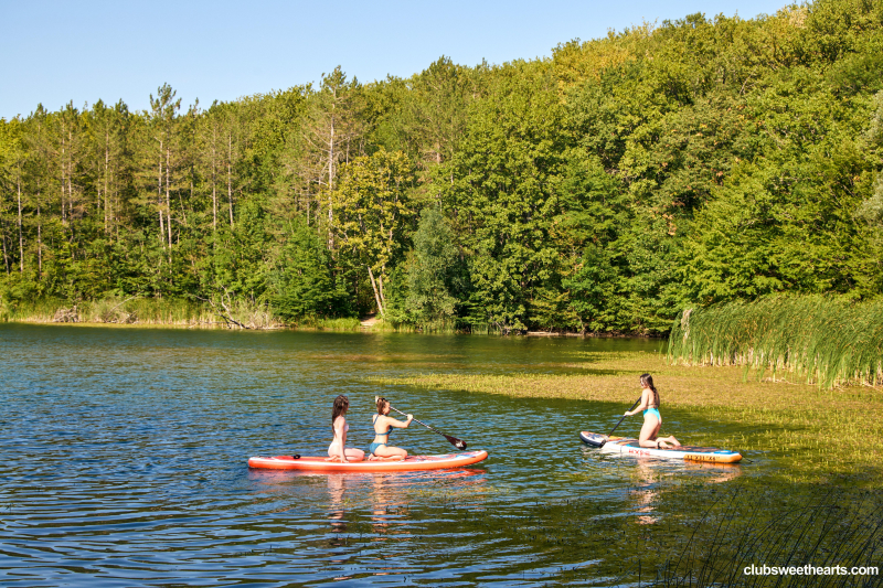 Three girls, one SUP