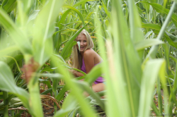 Two-blondes-play-in-the-fields