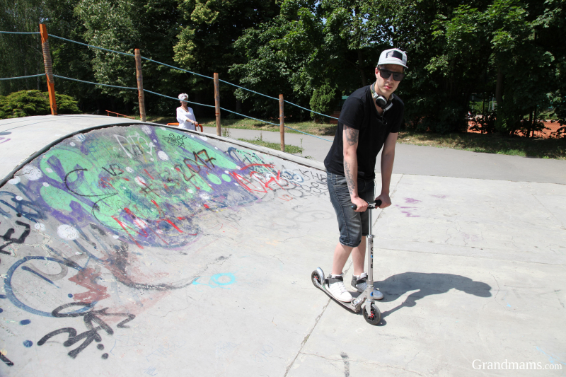 Skinny grandma fucks in public skate park