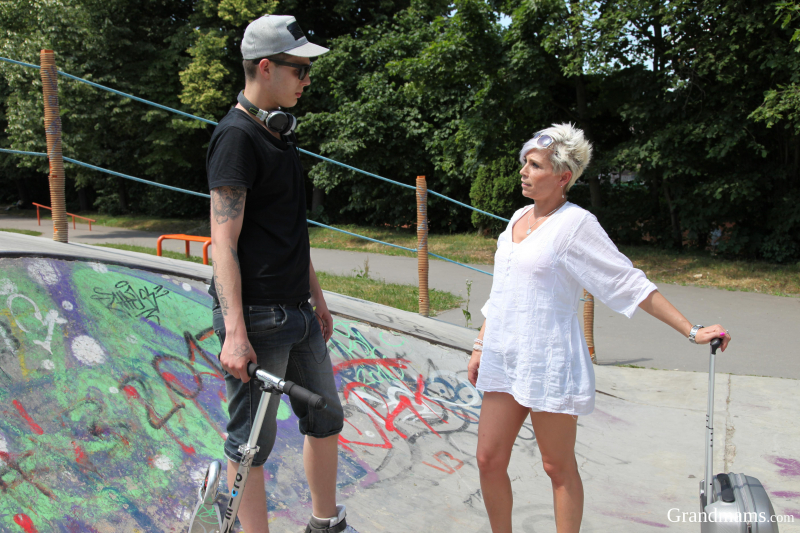 Skinny grandma fucks in public skate park