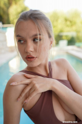 Hot-girl-by-the-pool