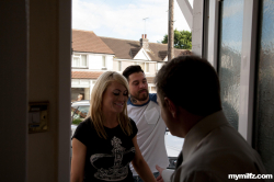 Couple-fucks-during-house-viewing