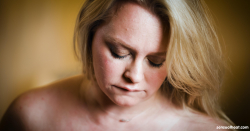 Curvy-Anna-Lynx-fucks-herself