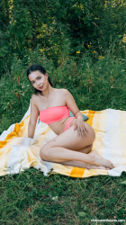 Sweet-Siolo-plays-in-her-pink-bikini