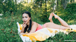 Sweet-Siolo-plays-in-her-pink-bikini