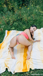 Sweet-Siolo-plays-in-her-pink-bikini