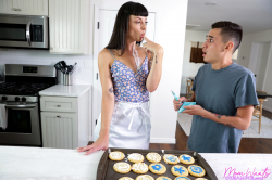 Let-Me-Make-Sure-That-Cookie-Gets-Some-Icing-Stepmom--S1:E5