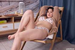 Curvy-siren-Amelia-Ost-plays-with-herself