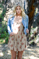 Angelic-blonde-Scarlet-Red-masturbating-in-the-woods