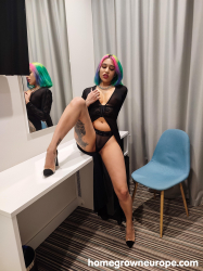 Pierced-rainbow-haired-babe-fucking
