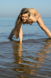 Xylona--Feet-in-the-Water