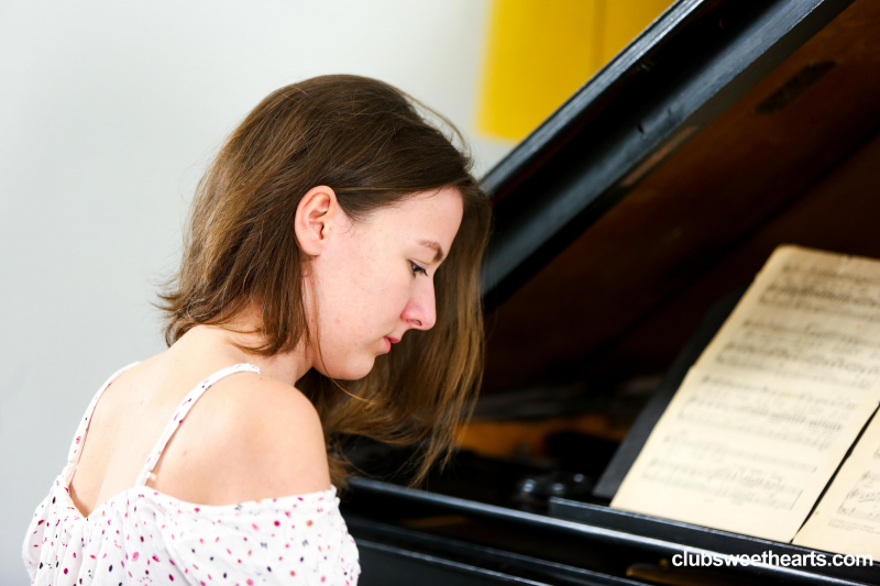 The naked piano player