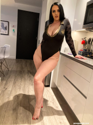 PAWG-queen-Ryan-Smiles-shows-her-assets