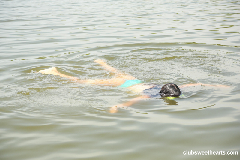 Cindy fingers herself at the beach