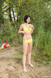 Bikini-babe-masturbates-at-lakeside