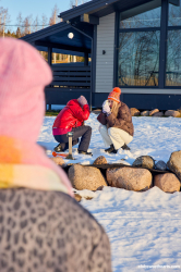 Playful-lesbians-love-winter