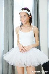 Cute-ballerina-blowing-hard-dick