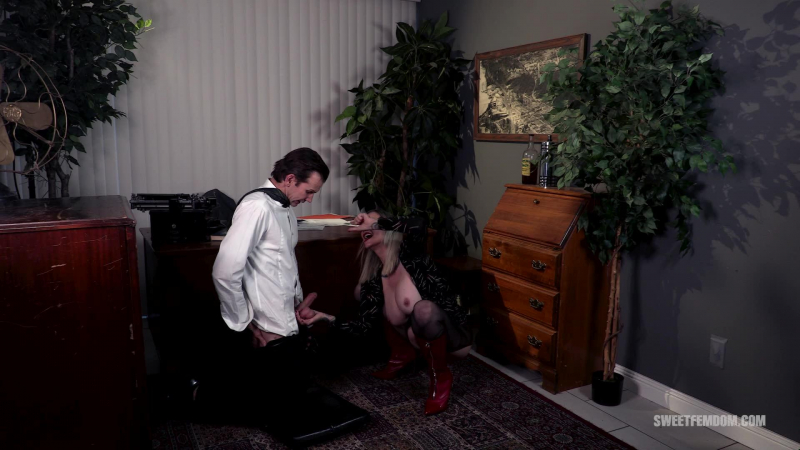 Hot Secretary: Using Her Boss’s Tongue