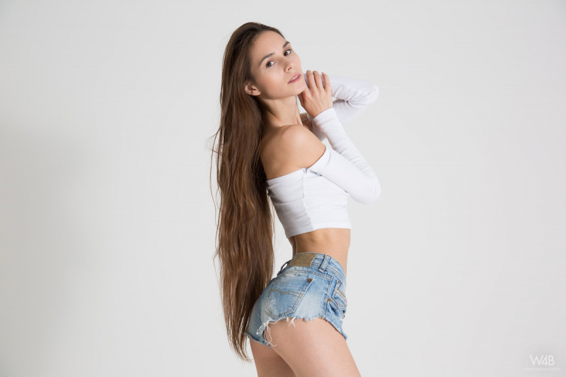 CASTING Leona Mia