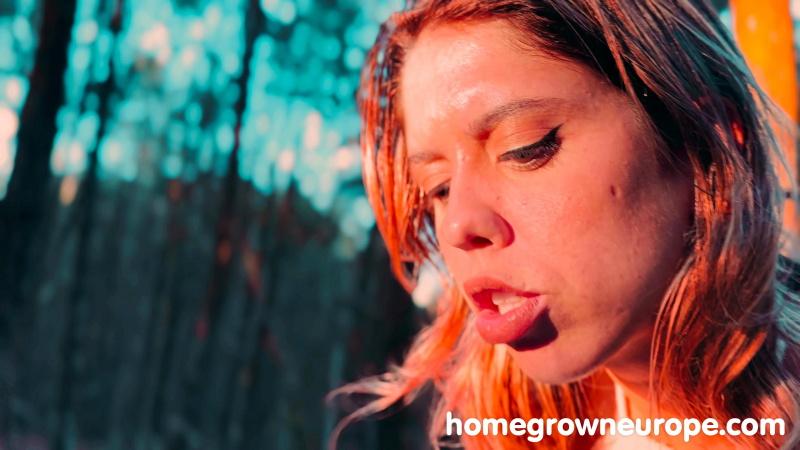 Beautiful Scarlett gets messy facial in woods