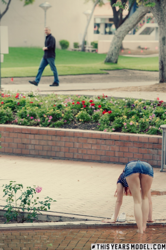 Mindy Flashes In The Park