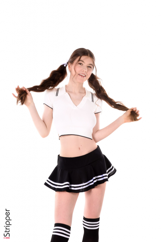 Jeune Et Jolie