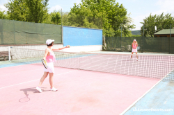 Teen-catfight-at-the-tennis-court