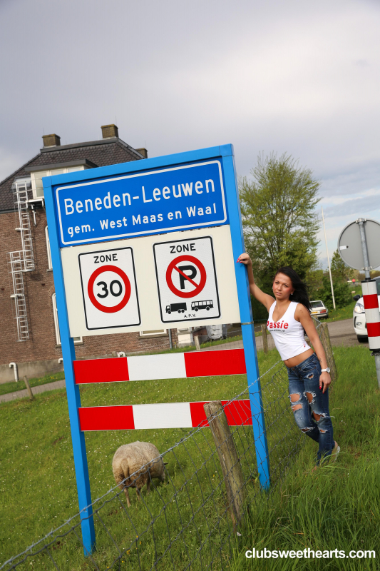 Sexy outdoor shoot in BenedenLeeuwen
