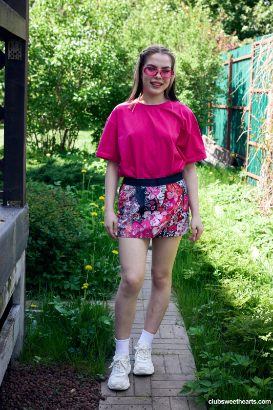 Petite Bella Fawn in bloom